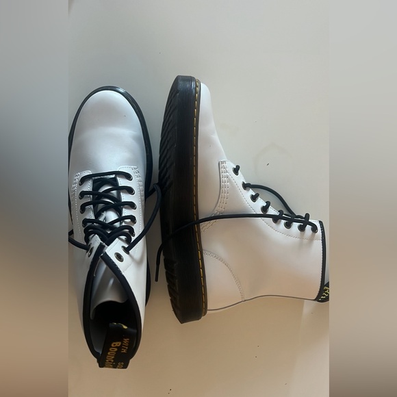 Dr. Martens 1460 WOMEN'Sy PATENT LEATHER LACE UP BOOTS - Picture 3 of 3